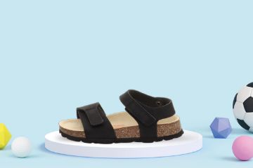 Svart Superfit Fussbettpantoffel barnesandal med anatomisk fotseng og justerbare borrelåser.