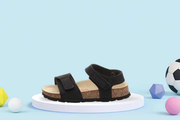 Svart Superfit Fussbettpantoffel barnesandal med anatomisk fotseng og justerbare borrelåser.