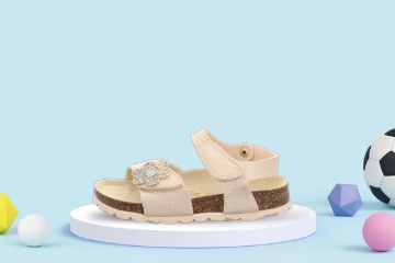 Gullfarget Superfit Fussbettpantoffel barnesandal med blomsterdetalj og anatomisk fotseng.