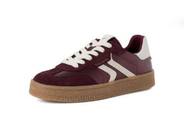 Tamaris damesneakers i bordo skinn med lisser og sporty gummisåle.