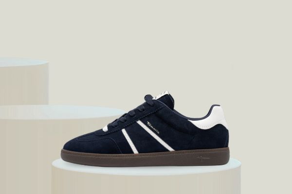 Tamaris blå damesneaker med uttakbar innersåle, klassiske lisser og sporty design med hvite detaljer.