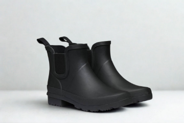 Swims Dora II Boot svart chelsea gummistøvel til dame med vanntett design, elastiske sidepaneler og grovmønstret yttersåle.