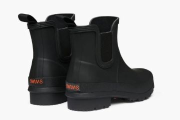 Swims Dora II Boot svart chelsea gummistøvel til dame med vanntett design, elastiske sidepaneler og grovmønstret yttersåle.