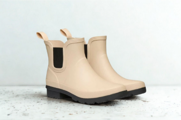 Swims Dora II Boot beige chelsea gummistøvel til dame med vanntett design, elastiske sidepaneler og grovmønstret såle.
