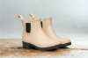 Swims Dora II Boot beige chelsea gummistøvel til dame med vanntett design, elastiske sidepaneler og grovmønstret såle.