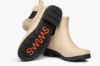 Swims Dora II Boot beige chelsea gummistøvel til dame med vanntett design, elastiske sidepaneler og grovmønstret såle.