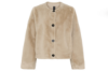Notyz Faux Fur Jacket sandfarget fuskepelsjakke til dame med myk kvalitet, knappelukking og elegant passform.
