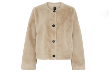 Notyz Faux Fur Jacket sandfarget fuskepelsjakke til dame med myk kvalitet, knappelukking og elegant passform.