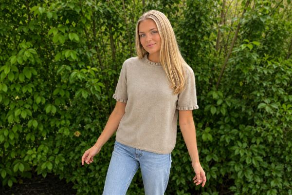 BTFCPH cream melange strikket t-skjorte til dame i cashmere og merinoull med feminine volangdetaljer ved hals og ermer.