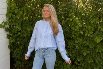 Stories From The Atelier The Breeze lyseblå damebluse med blondedetaljer, legg og romantiske puffermer.