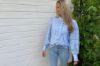 Stories From The Atelier The Breeze lyseblå damebluse med blondedetaljer, legg og romantiske puffermer.
