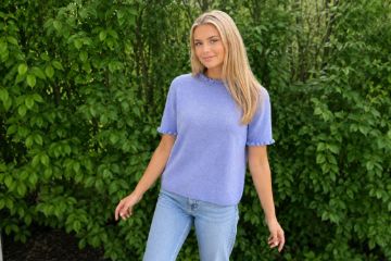 BTFCPH lavendel strikket t-skjorte til dame i cashmere og merinoull med feminine volangdetaljer ved hals og ermer.