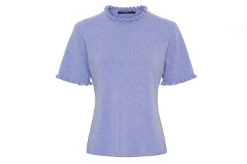 BTFCPH lavendel strikket t-skjorte til dame i cashmere og merinoull med feminine volangdetaljer ved hals og ermer.