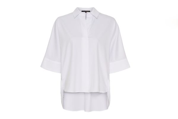 BTFCPH Bamboo Shirt W hvit oversized skjortebluse til dame med klassisk krage, korte ermer og forlenget bakstykke.
