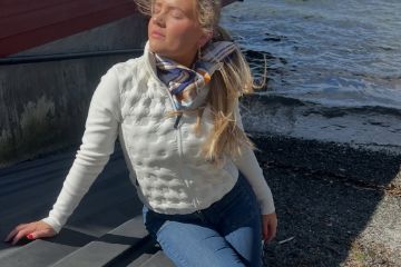 Vannucci Lady's Down Jacket hvit hybridjakke til dame med lett dunisolasjon, quiltet front og strikkede ermer.