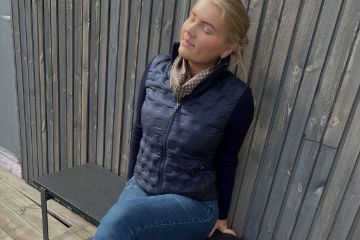 Vannucci Lady's Down Jacket marineblå hybridjakke til dame med lett dunisolasjon, quiltet front og strikkede ermer.