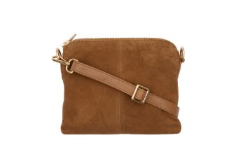 BTFARIANA Suede Bag 180057 Caramel i semsket geiteskinn med glidelåslukking, justerbar skulderrem og gullfargede detaljer.