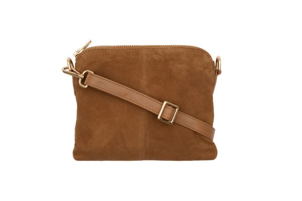 BTFARIANA Suede Bag 180057 Caramel i semsket geiteskinn med glidelåslukking, justerbar skulderrem og gullfargede detaljer.