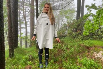 Blæst Bergen Poncho i mist grey med hette og frontlomme, perfekt for regnfulle og vindfulle dager.
