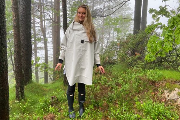 Blæst Bergen Poncho i mist grey med hette og frontlomme, perfekt for regnfulle og vindfulle dager.