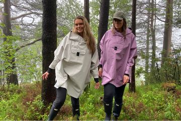 Blæst Bergen Poncho i mist grey med hette og frontlomme, perfekt for regnfulle og vindfulle dager.