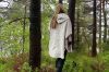 Blæst Bergen Poncho i mist grey med hette og frontlomme, perfekt for regnfulle og vindfulle dager.