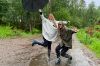Blæst Bergen Poncho i mist grey med hette og frontlomme, perfekt for regnfulle og vindfulle dager.