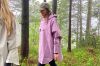 Blæst Bergen Poncho i violet med hette og frontlomme, designet for komfort og beskyttelse i regnvær.