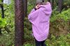 Blæst Bergen Poncho i violet med hette og frontlomme, designet for komfort og beskyttelse i regnvær.