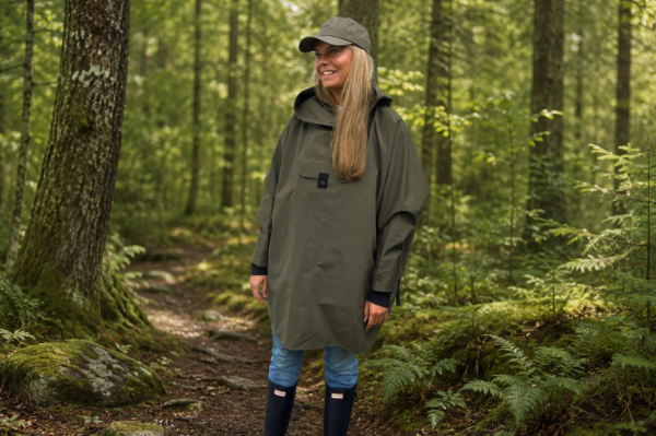 Blæst Bergen Poncho i fargen grape leaf med hette og frontlomme, ideell for regnværsdager, festivaler og turer.
