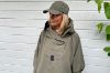 Blæst Bergen Poncho i fargen grape leaf med hette og frontlomme, ideell for regnværsdager, festivaler og turer.
