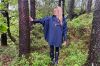 Blæst Bergen Poncho i dark navy med hette og frontlomme, designet for maksimal komfort og beskyttelse mot regn og vind.