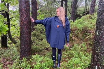 Blæst Bergen Poncho i dark navy med hette og frontlomme, designet for maksimal komfort og beskyttelse mot regn og vind.