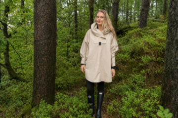 Blæst Bergen poncho i beige med hette og frontlomme, designet for regnfulle og vindfulle dager