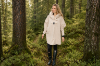 Blæst Bergen poncho i beige med hette og frontlomme, designet for regnfulle og vindfulle dager