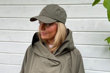 Blæst Hatlane Caps i beige, en vanntett og pustende caps med klassisk design og justerbar passform.