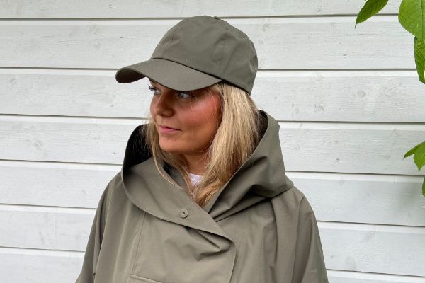 Blæst Hatlane Caps i beige, en vanntett og pustende caps med klassisk design og justerbar passform.