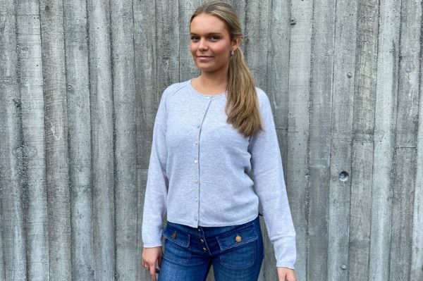Elegant cardigan i luksuriøs kasjmir til dame i Melange-farge med lekre flerfargede knapper.