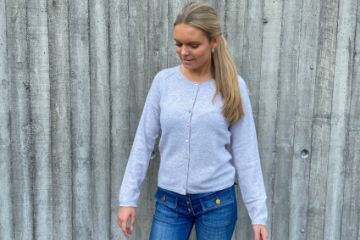 Elegant cardigan i luksuriøs kasjmir til dame i Melange-farge med lekre flerfargede knapper.