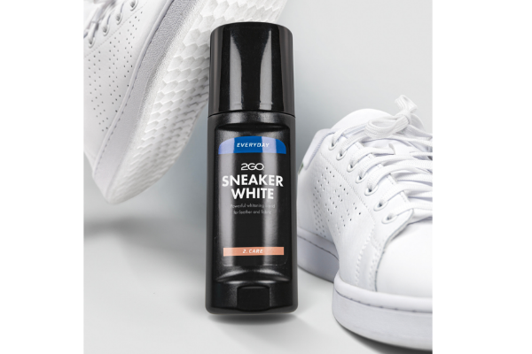 Hvit skokrem for sneakers og hvite skinnsko med ekstra hvitt pigment som dekker riper og frisker opp fargen.