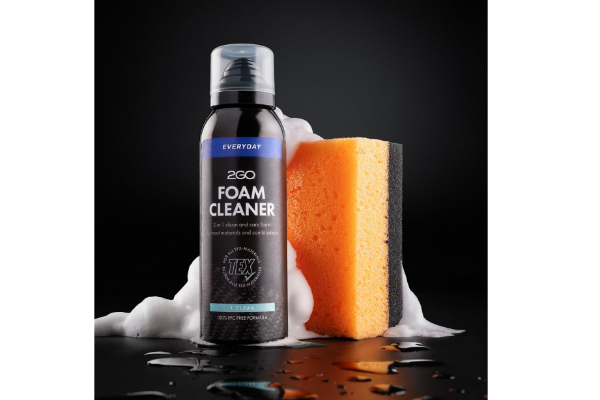 2GO Foam Cleaner rengjøringsskum med medfølgende svamp for effektiv rengjøring av sneakers, skinnsko og tekstilsko.