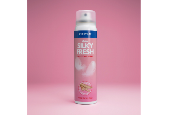 2GO Silky Fresh fotspray med ekte silke som reduserer friksjon, forebygger gnagsår og holder føttene friske og tørre.