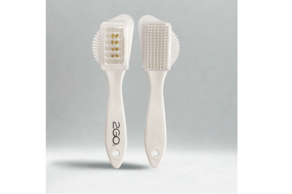2GO Suede Brush med gummi, nylon og messingbust for rengjøring og vedlikehold av semsket skinn og nubuck.