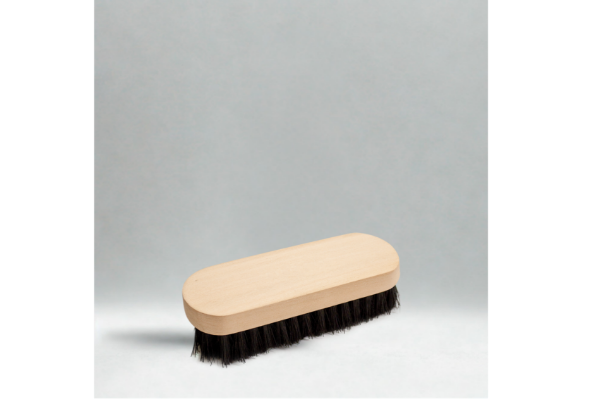 2GO Shoe Brush Small skobørste i tre med svarte børstehår for rengjøring og polering av skinnsko.
