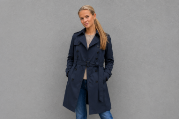 Vannucci navy trenchcoat til dame med slim fit-passform, belte i livet og vannavvisende materiale