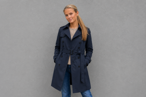 Vannucci navy trenchcoat til dame med slim fit-passform, belte i livet og vannavvisende materiale
