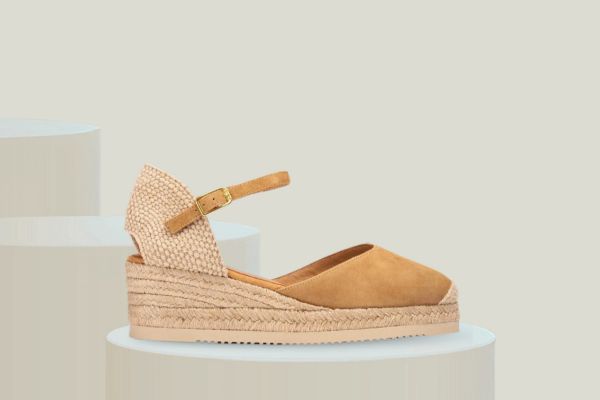 Unisa CISCA_26_KS espadrillos til dame i camel semsket skinn med flettet hælkappe, ankelrem og komfortabel kilehæl.