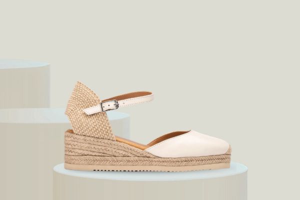Unisa CISCA_26_NTO espadrillos til dame i ivory skinn med flettet kilehæl og justerbar ankelrem.