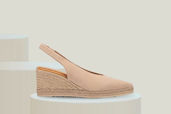Unisa DECIA_KS espadrillos til dame i beige semsket skinn med spiss tå og jutekledd kilehæl.