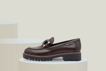 Brun skinnloafer fra Tamaris med dekorativ lenkedetalj og komfortabel kraftig såle.